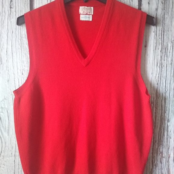 Vintage Alan Paine Mens (44) Red 100% Lambswool Sleeveless Sweater Vest. - Picture 1 of 3